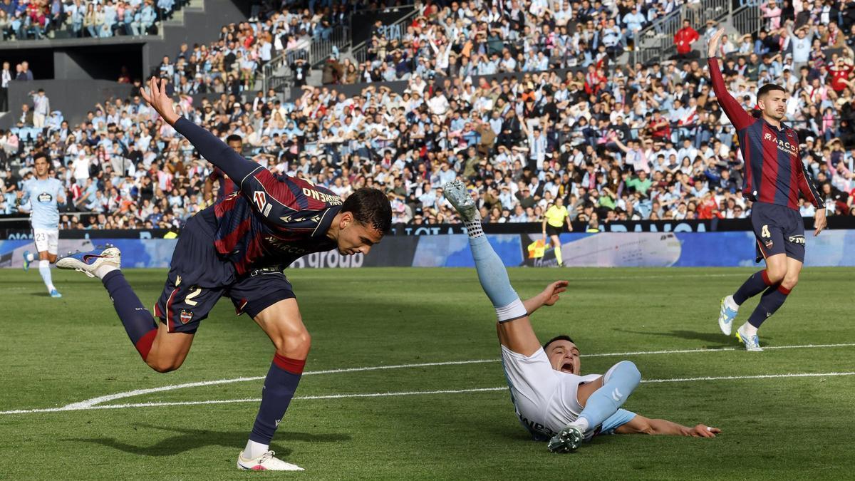 Ferran Jutglà cae durante una jugada durante el partido del Celta contra el Levante en Balaídos.