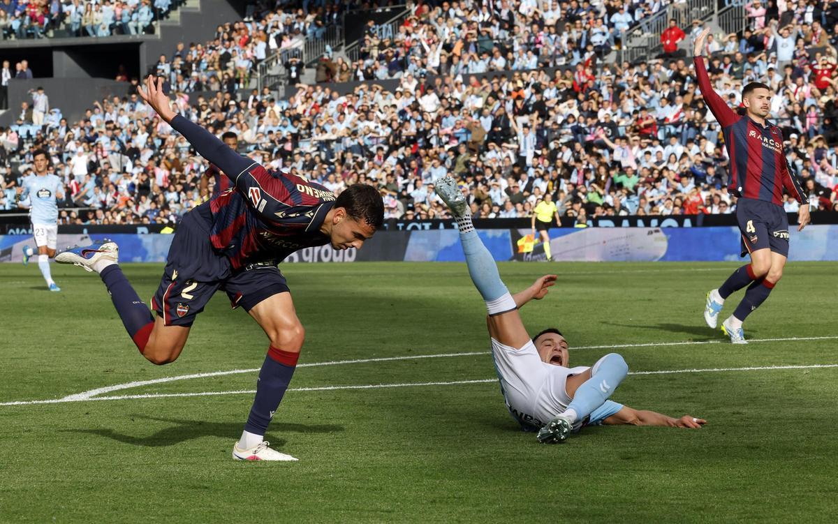 Ferran Jutglà cae durante una jugada durante el partido del Celta contra el Levante en Balaídos.