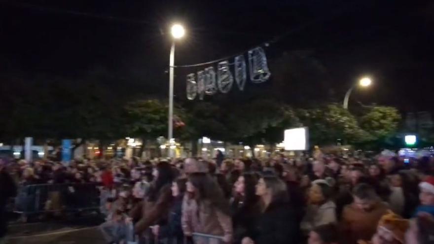 Ambiente en el Obelisco minutos antes de inaugurar la Navidad en A Coruña