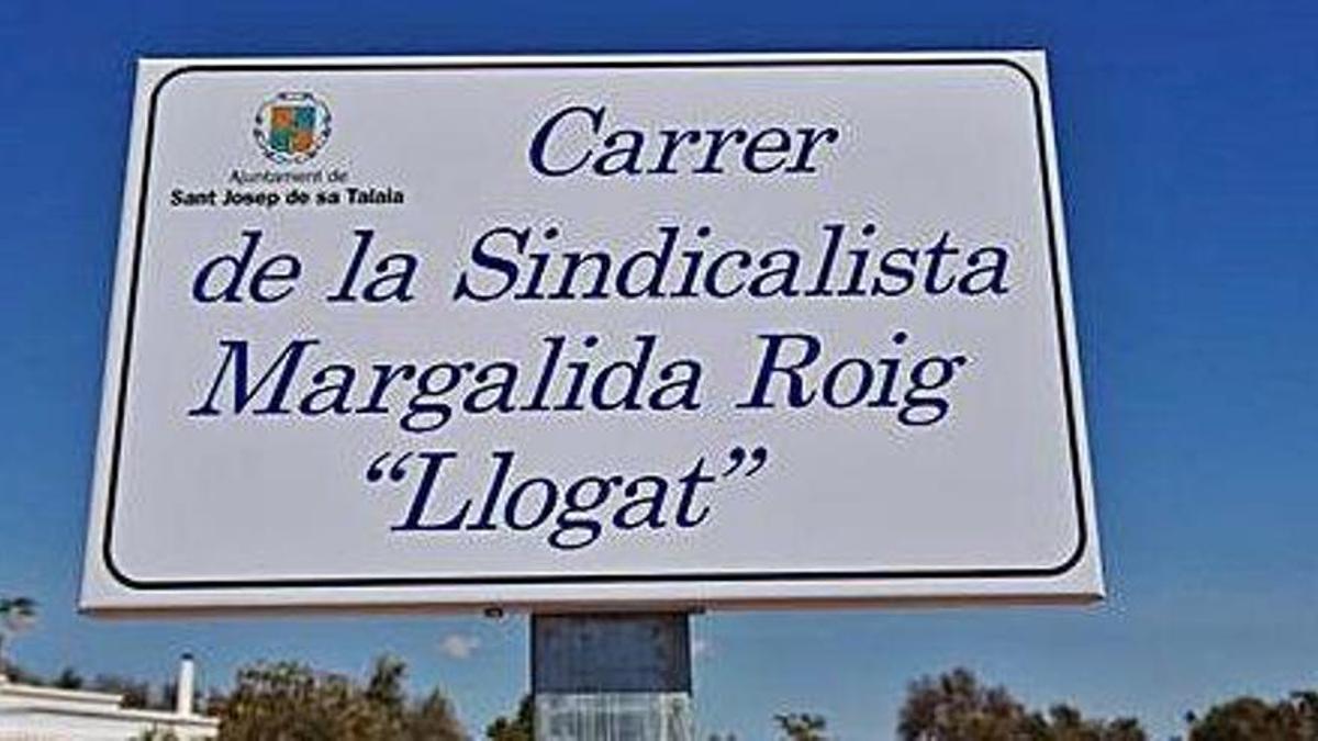 Placa con el nombre de la calle dedicada a la sindicalista Margalida Roig.