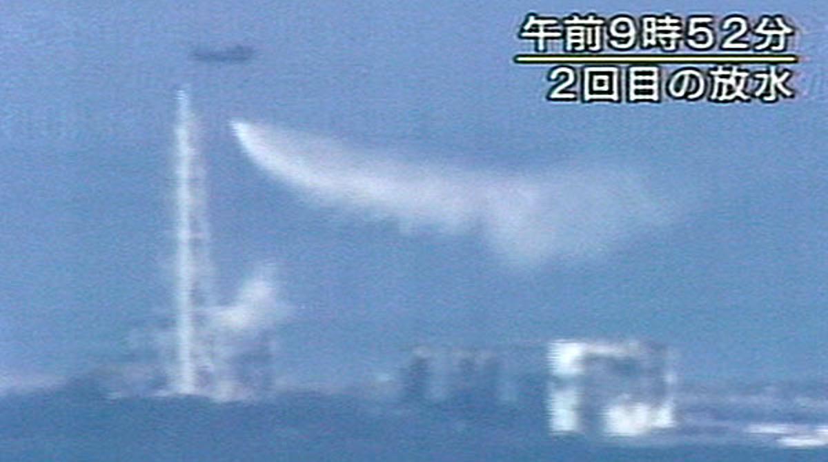 Els tècnics s’esforcen per evitar el desastre nuclear a la central de Fukushima.