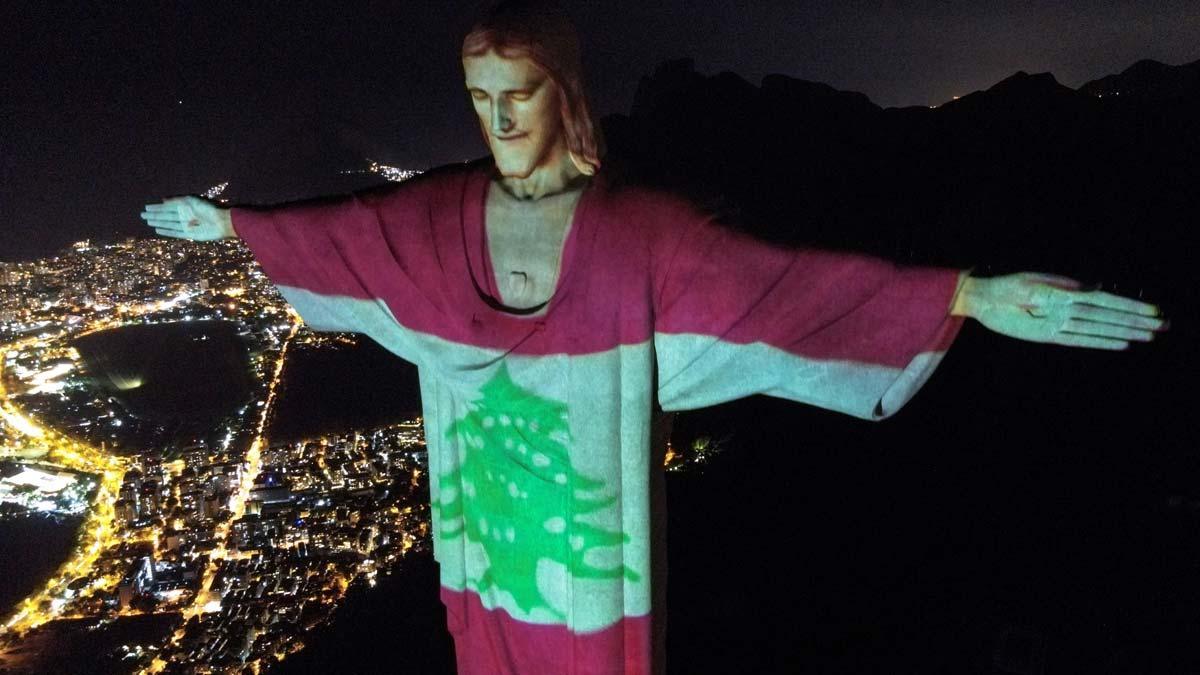 El Cristo Redentor se ilumina con la bandera de Líbano tras la explosión de Beirut.