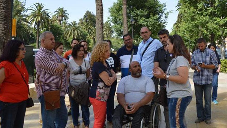 El candidato de Málaga para la Gente, con trabajadores de Limasa y Limposam.