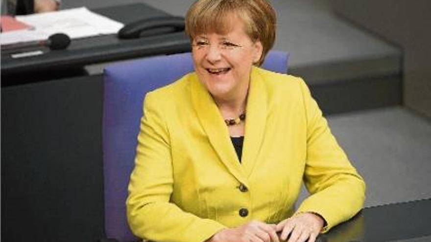 Angela Merkel riu durant la sessió del Parlament alemany en la qual es va aprovar la pròrroga de les ajudes.
