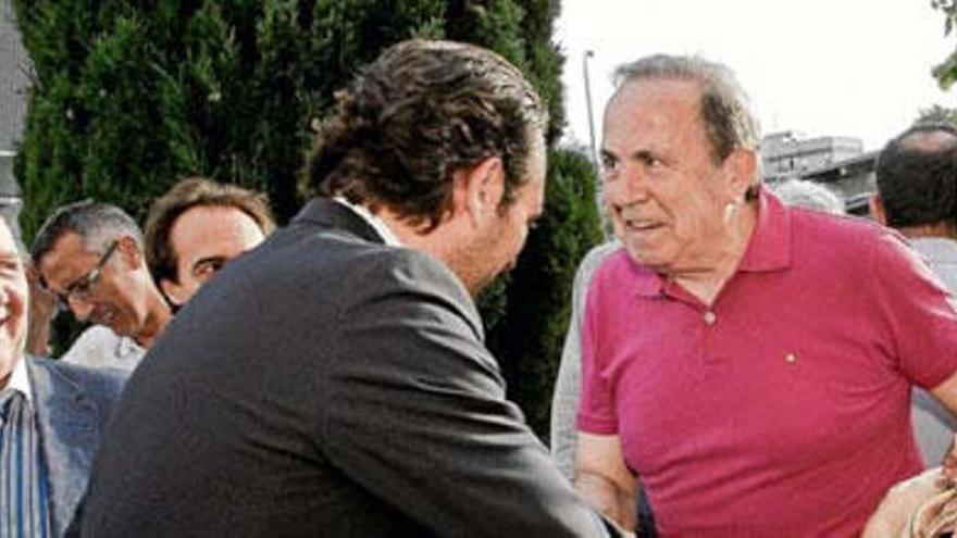 El president Bauzá saluda a José María Rodríguez con una leve reverencia antes de la reunión de la Junta Regional.