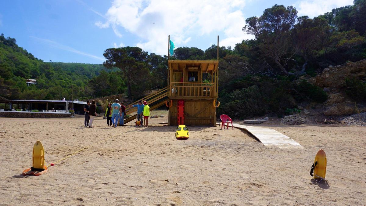 Una de las playas del ayuntamiento de Sant Joan con materiales de socorrismo