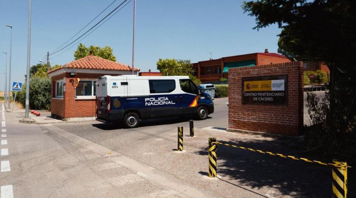 Un furgón policial accede a la cárcel de Cáceres en una imagen de archivo.