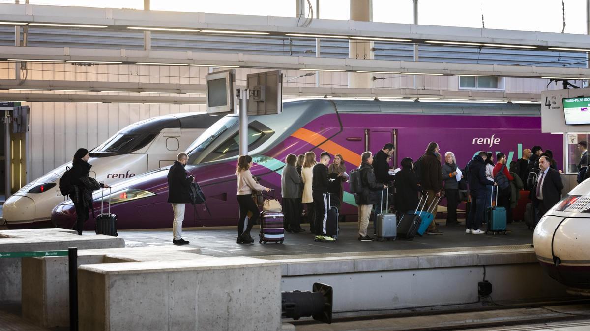 Trenes de alta velocidad en la estación Joaquín Sorolla de València.