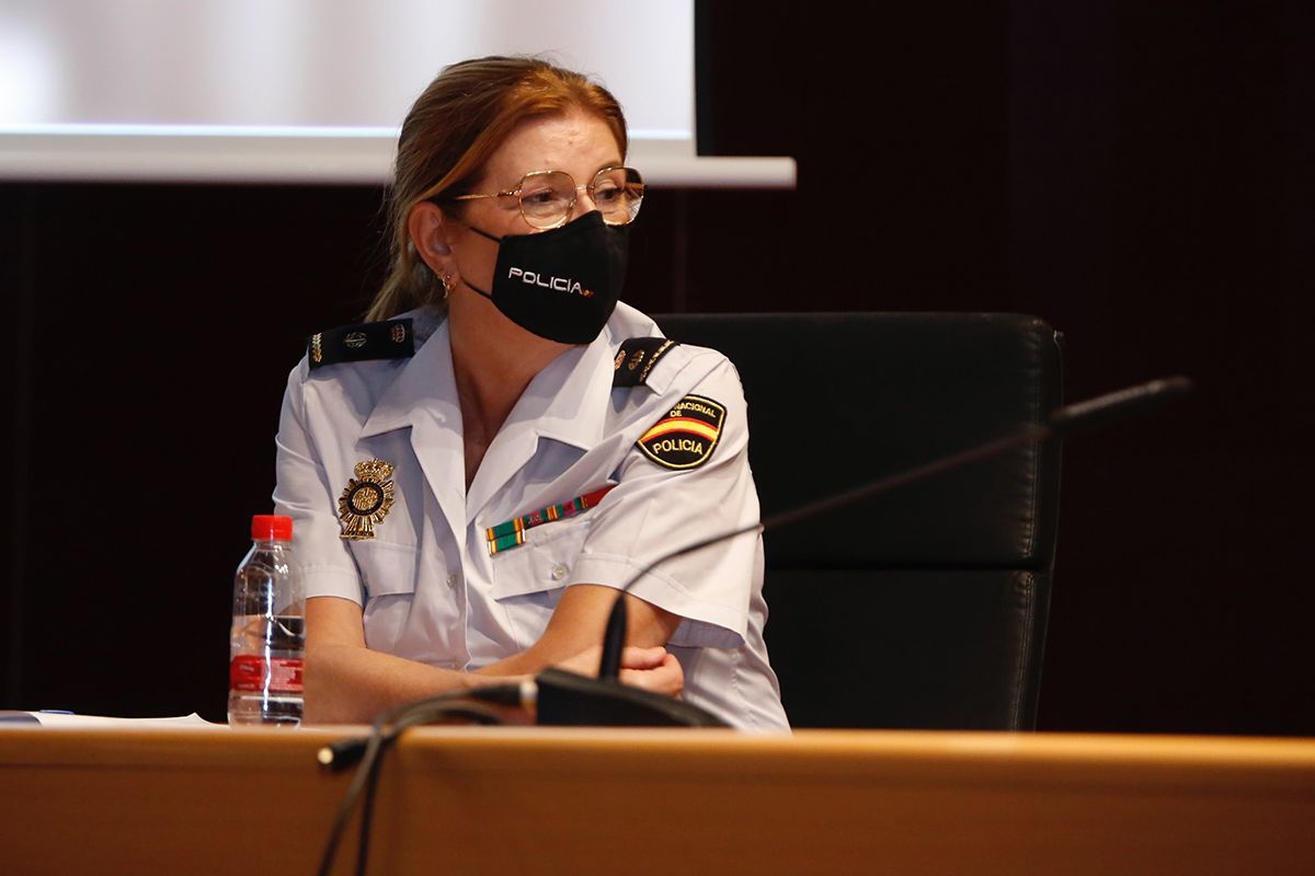 Mujeres protagonistas en los distintos cuerpos y fuerzas de seguridad, en el salón de actos del Rectorado