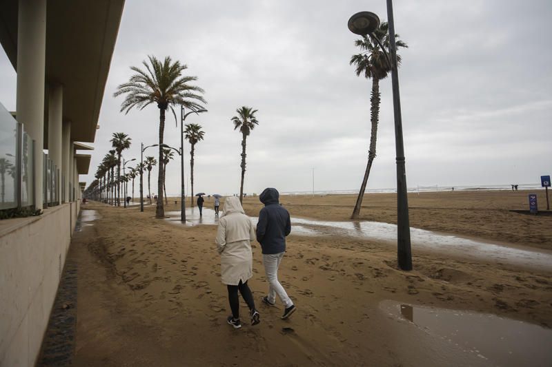 Temporal de lluvia: las mejores imágenes del paseo marítimo de València cubierto de arena