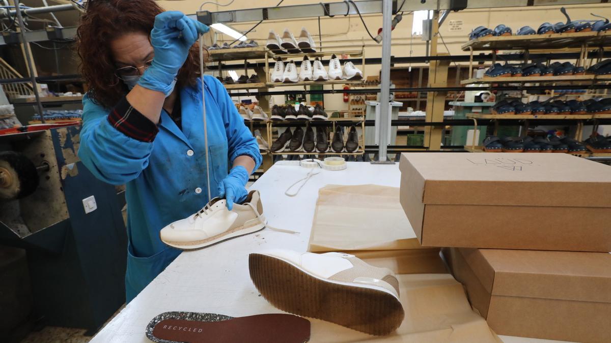 Zapatos hechos con materiales biodegradables como café