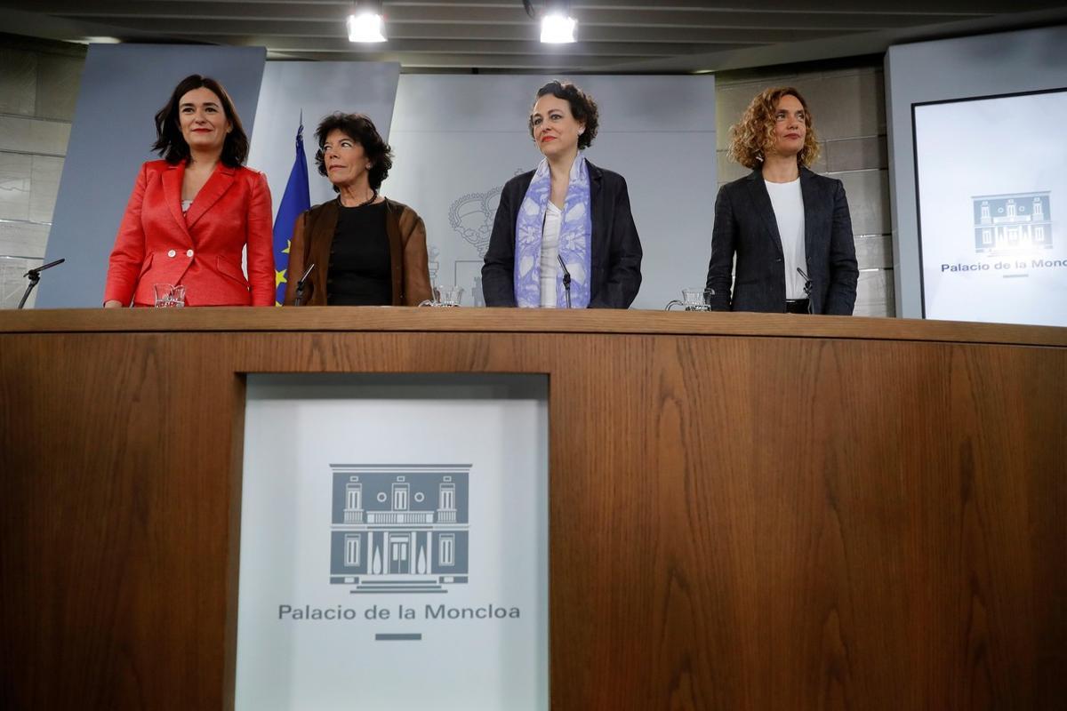 GRAF7995 MADRID, 27/8/2018.-La ministra de Sanidad,Carmen Montón; la portavoz del Gobierno, Isabel Celaá; la de Trabajo, Magdalena Valerio; y la de Política Territorial y Función Pública, Meritxell Batet ,i-d., durante la rueda de prensa posterior al Consejo de Ministros en el Palacio de La Moncloa. EFE/JuanJo Martín