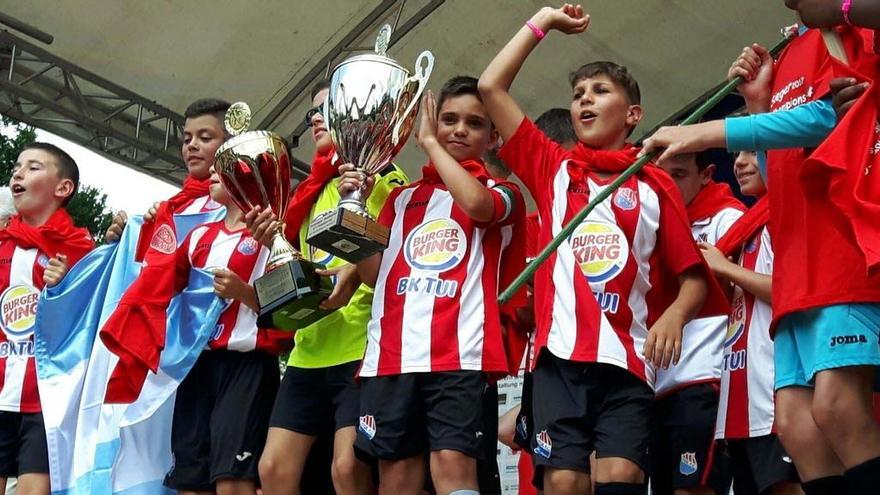 El equipo alevín del Tyde F.C., tras ganar en Versmold. // DBM