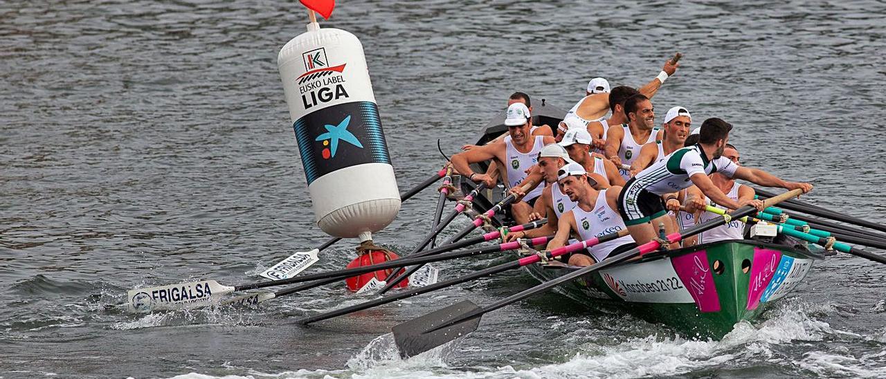 Samertolaméu Oversea realiza ayer una virada durante la regata. |  // AITOR ARRIZABALAGA/EUSKO LABEL LIGA