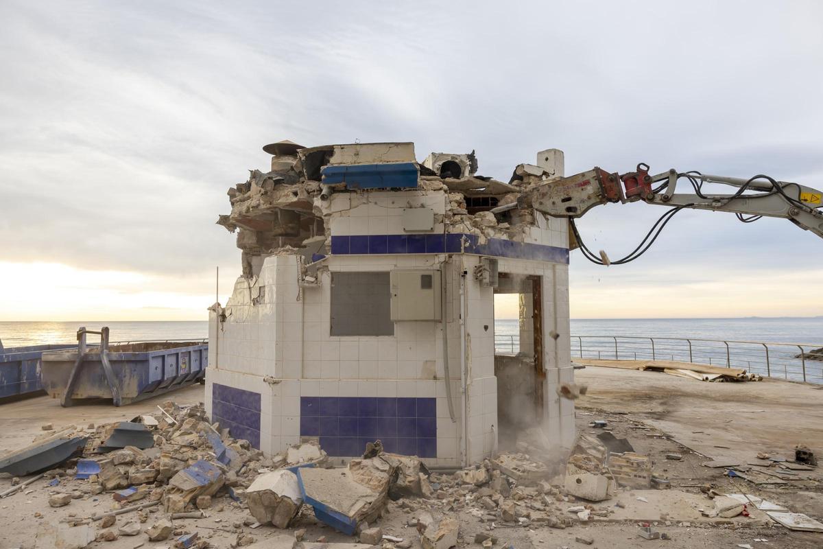 La última estampa de El Tintero. El kiosco ha sido demolido a primera hora de la mañana este martes por Costas
