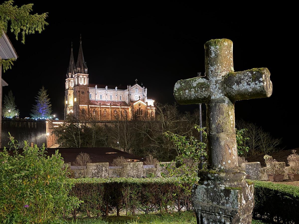 Imagen nocturna de la basílica de Covadonga.