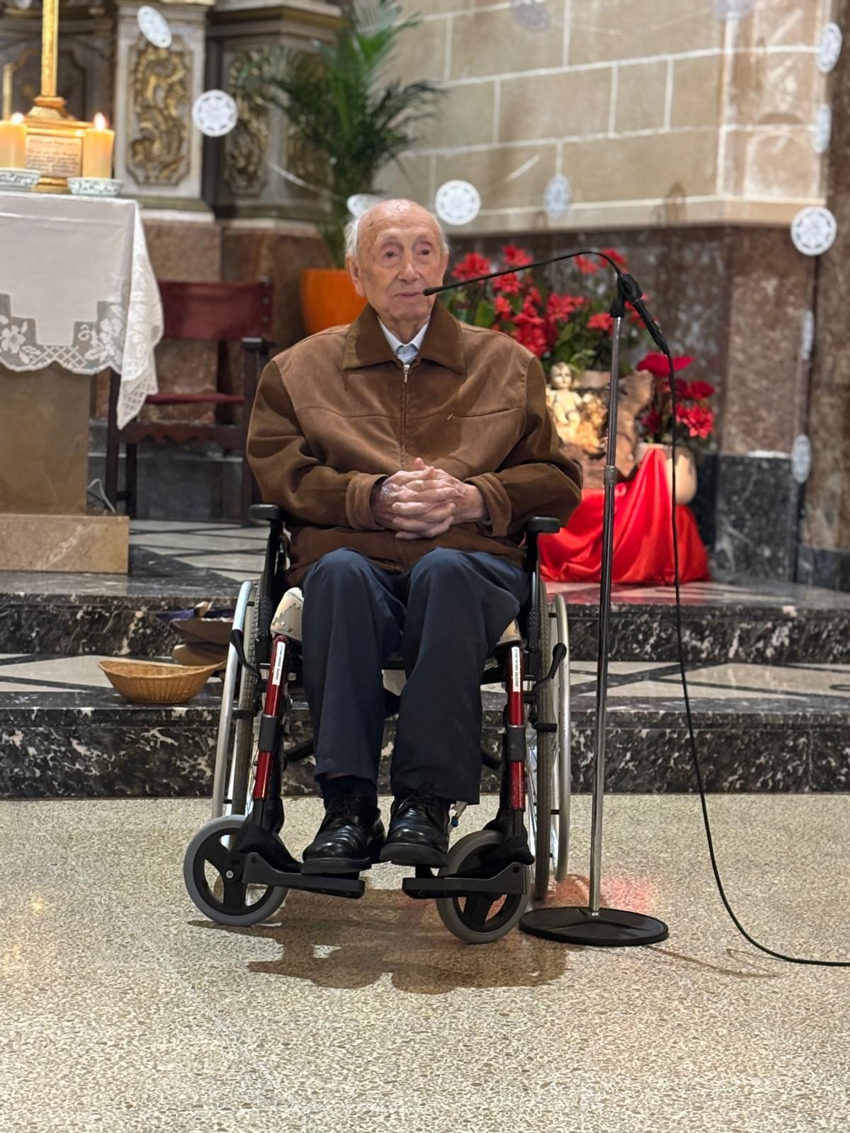 El homenajeado habla a los presentes en la iglesia.