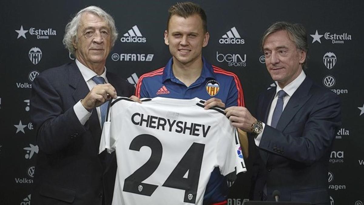 Denis Cheryshev, entre Juan Cruz Sol (izquierda) y Jesús García Pitarch, en su presentación como nuevo jugador del Valencia