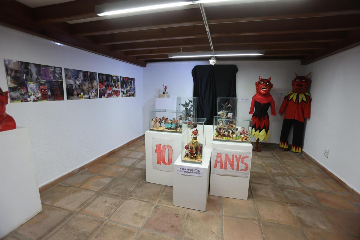 La muestra conmemora también los diez años dels 'cabuts de l'antifaç'.