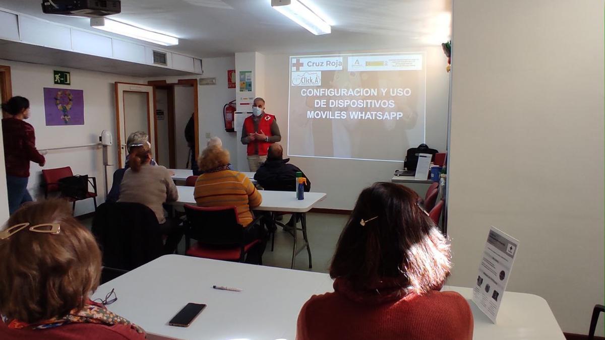 Una de las sesiones de formación y asesoramiento de Cruz Roja en Córdoba con personas de la tercera edad.