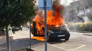 L'incendi d'un cotxe afecta la façana d'una farmàcia a Vilafant