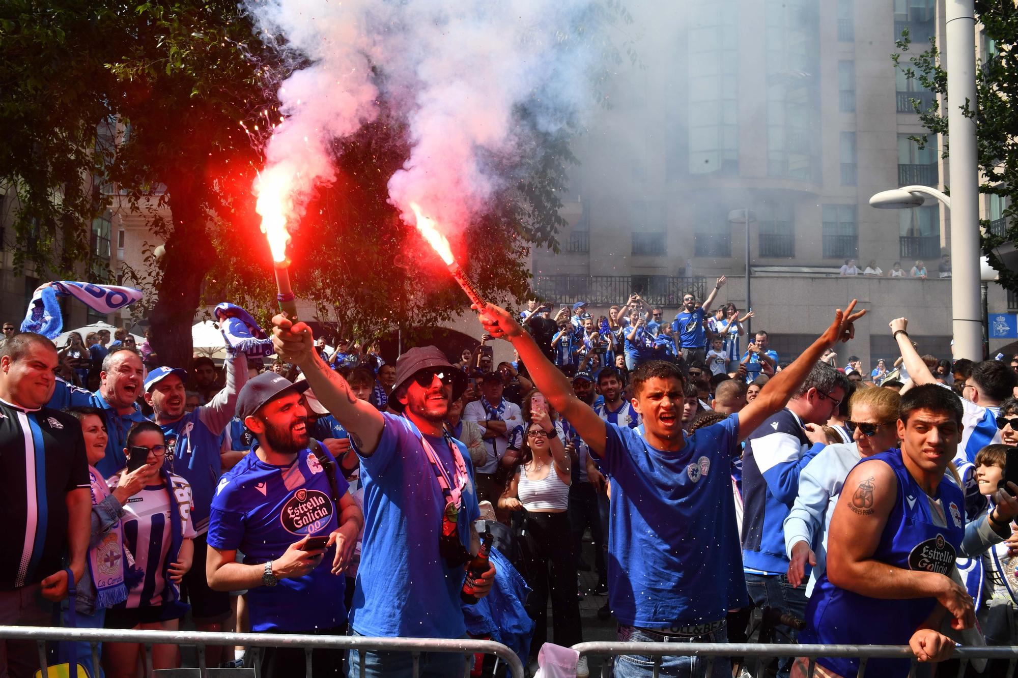 Multitudinario recibimiento de la afición al Dépor en Riazor antes del partido contra el Castellón