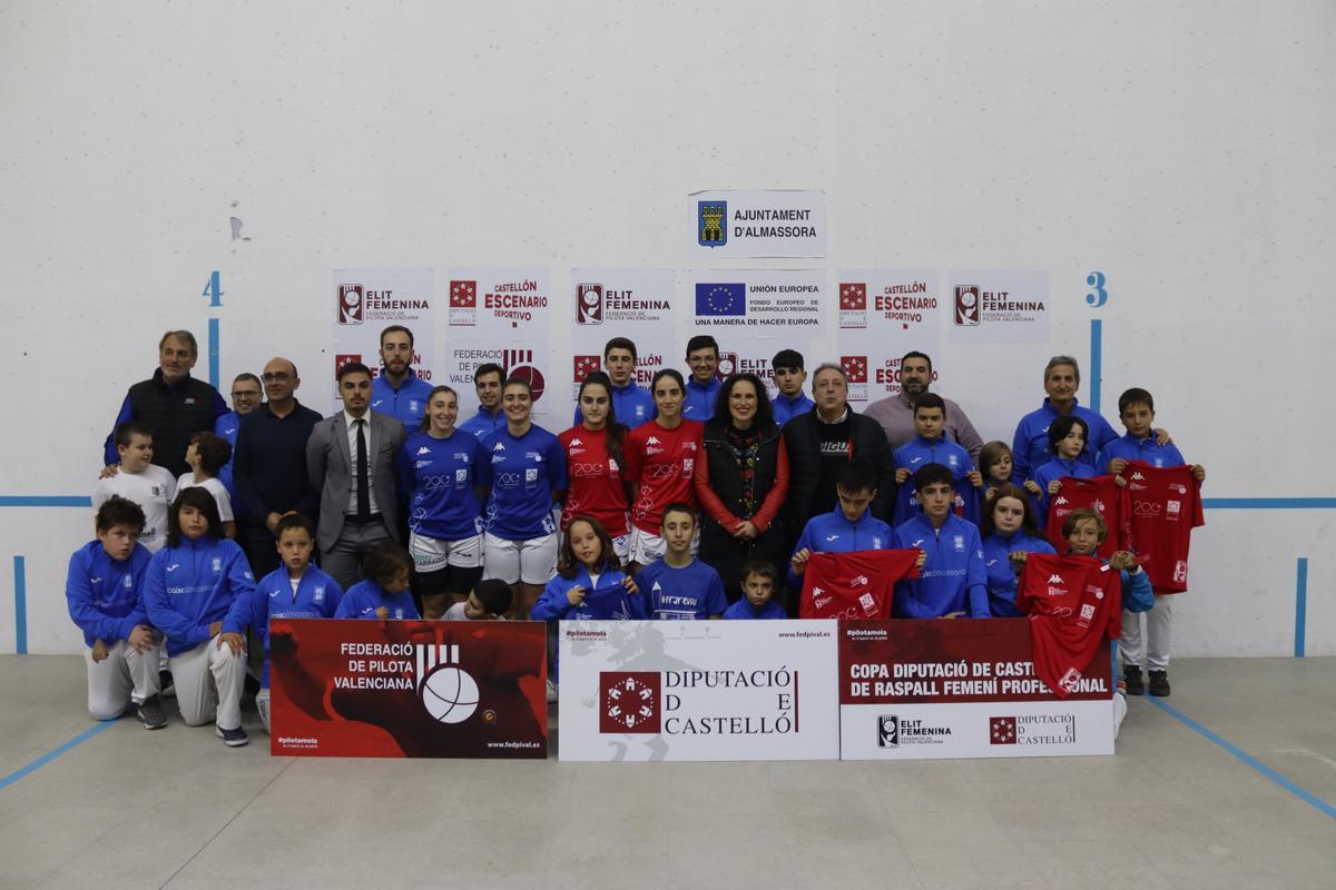 Jugadors i jugadores de l'escola d'Almassora acompanyaren a les jugadores durant la presentació de la partida.
