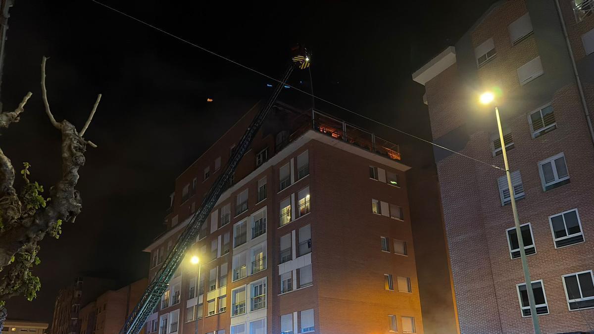 Incendio Catedral | Arde un edificio de seis plantas en la calle San Antonio