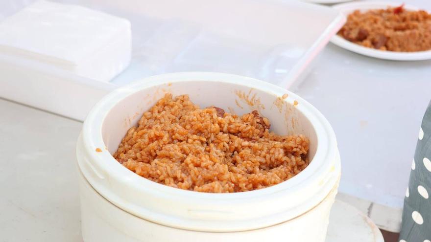 Los vecinos de Los Bloques degustan un arroz a la zamorana en las fiestas