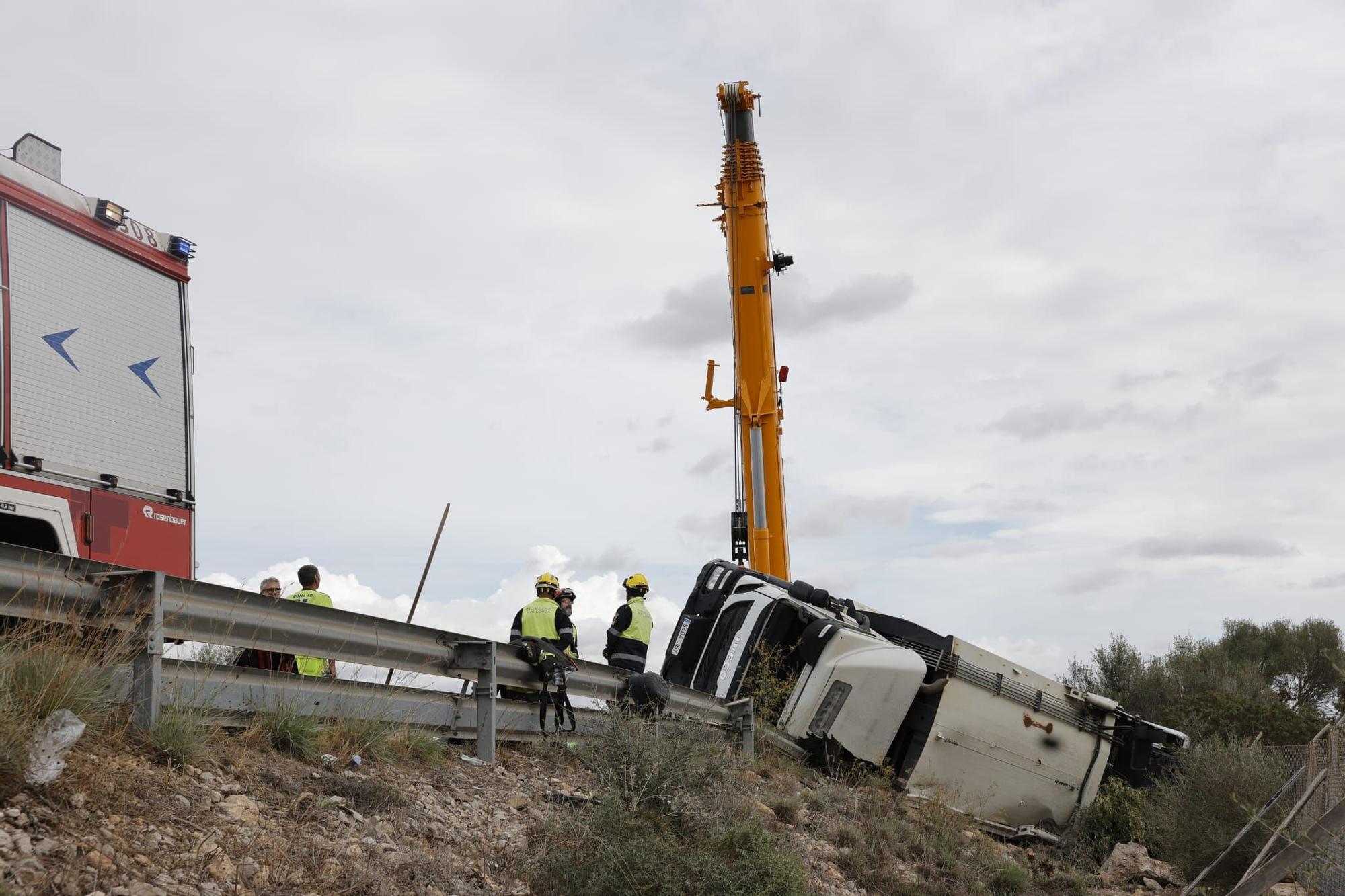 Tres trabajadores heridos al volcar un camión de basura en Llucmajor