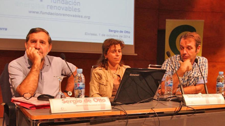 Sergio de Otto, Sandra Benbeniste (de IPF) y Juanjo Torres (Amics de la Terra) en la charla.