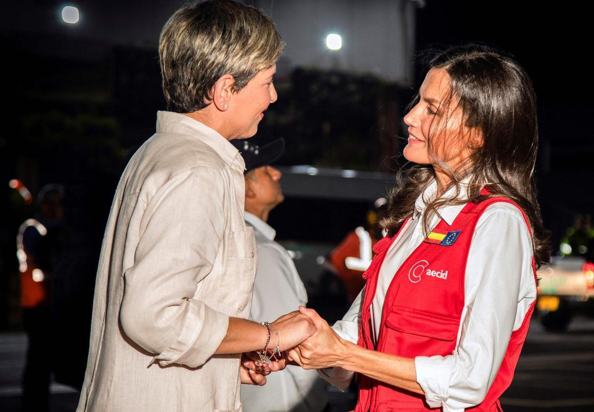 Letizia inicia su viaje de cooperación en Colombia