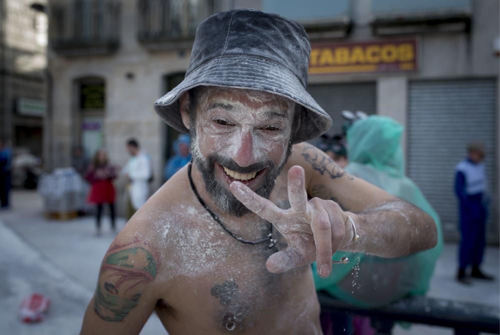 La localidad ourensana comienza cinco semanas de entroido con su tradicional batalla de harina.