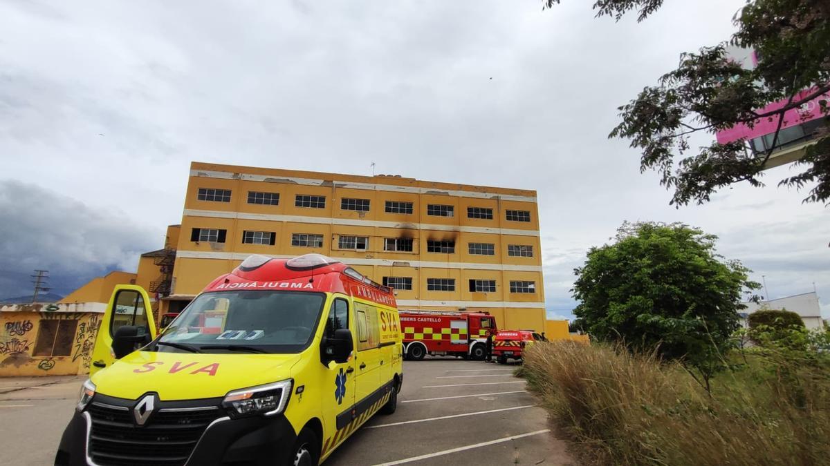 Alarma por un incendio en la antigua sede de la empresa Serratins en Castelló