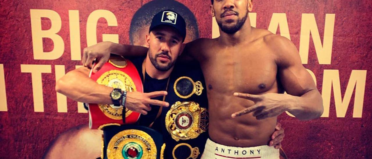 Ángel Fernández con Anthony Joshua tras la victoria del sábado en Riad. // Cedida