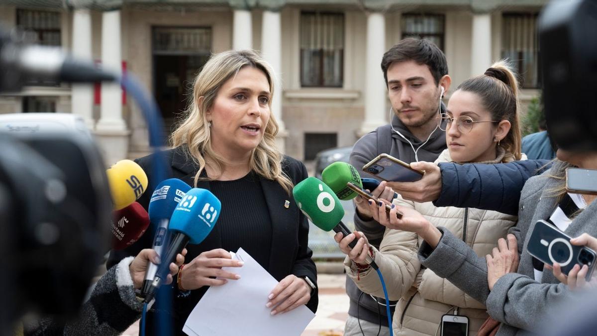 Marta Barrachina atendiendo a los medios de comunicación.