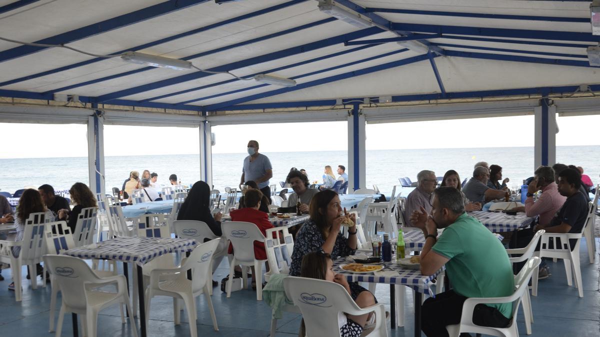 Imagen de la playa vacía en Moncofa, aunque la gente sí ha acudido a los merenderos.