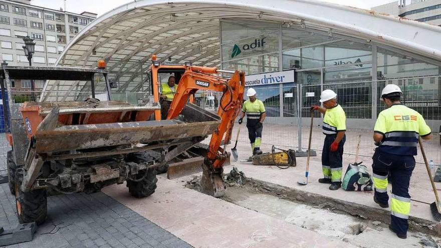 Operarios trabajando ayer en la plaza de los Ferroviarios de la Losa de Renfe.