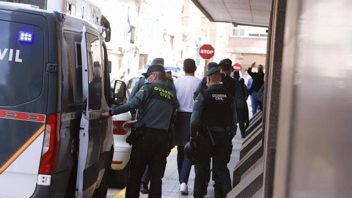 Uno de los detenidos por el crimen de El Pozo, entrando al juzgado de Sueca, esta mañana.