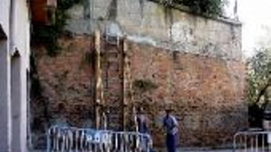 El arreglo del muro de la calle Cervantes cuesta 27.000 euros