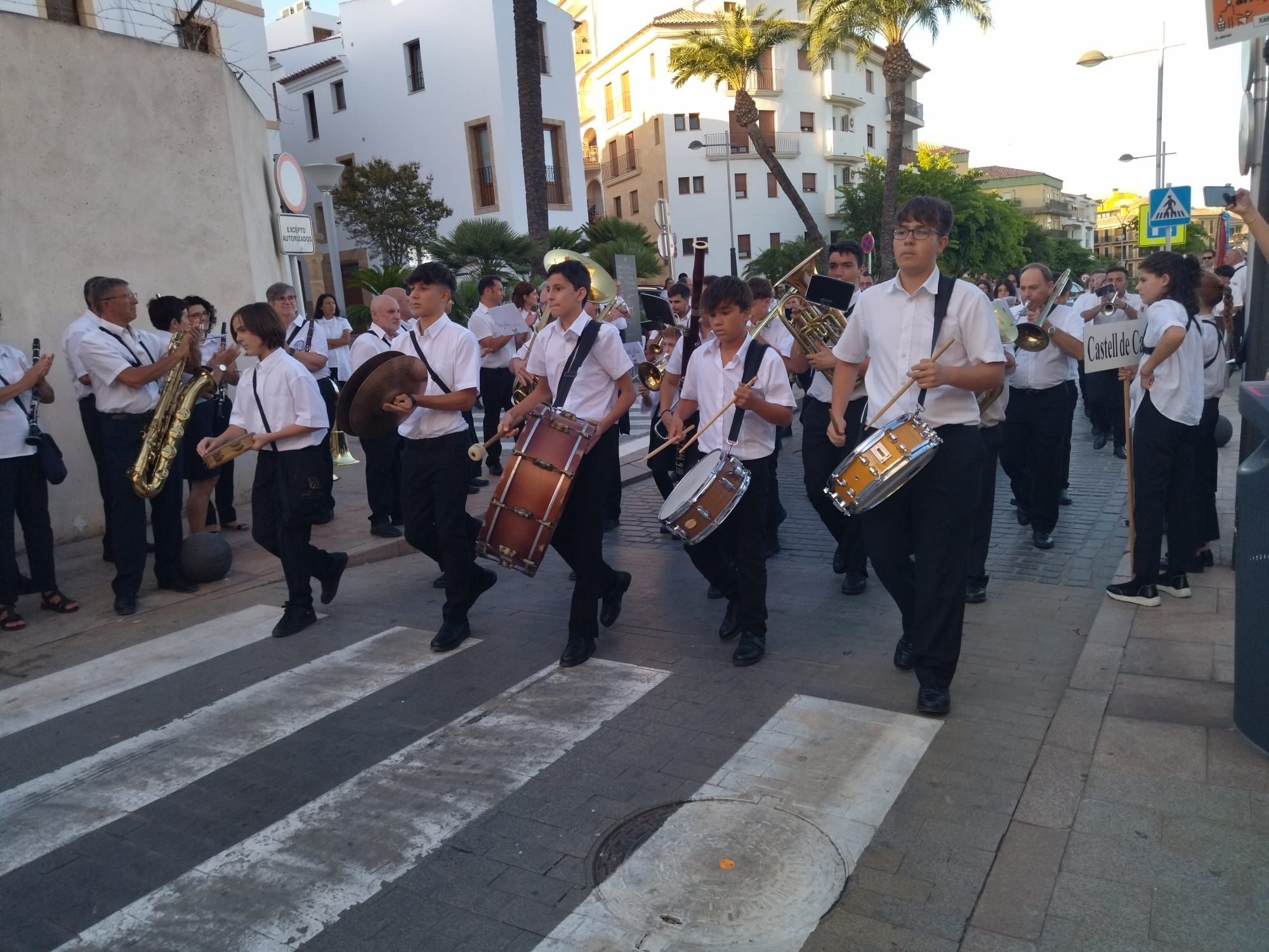 Xàbia, capital de la música: más de 800 músicos de toda la comarca llenan de vida las calles (imágenes)