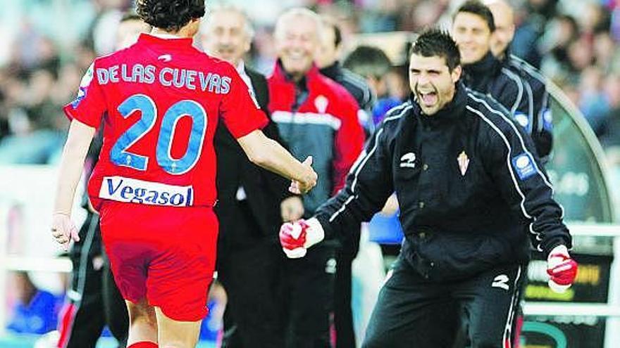 De las Cuevas corre a abrazar a Cuéllar, al que le dedicó su gol.