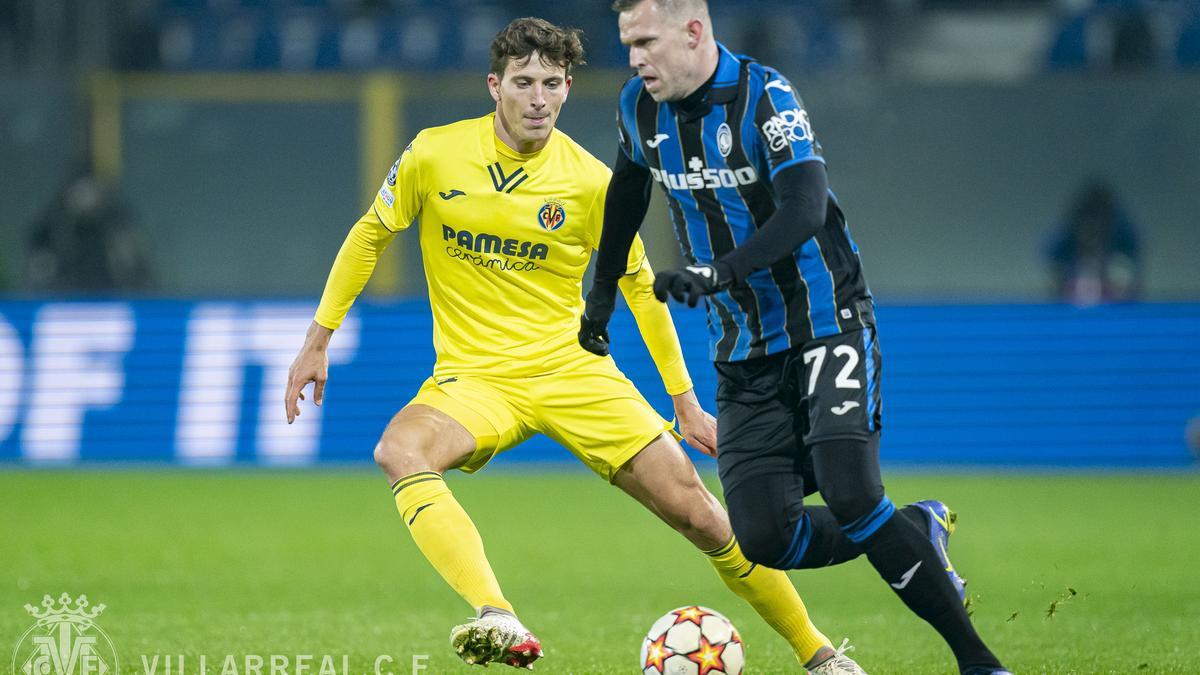 Ilicic controla el balón ante la presencia de Pau Torres.