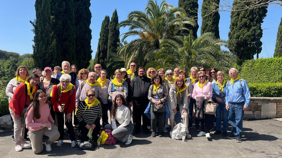Grupo de peregrinos de la parroquia de San Juan Bautista de Alzira, fuera de las catacumbas de San Calixto en Roma, donde han celebrado una misa en honor al difunto papa Francisco.