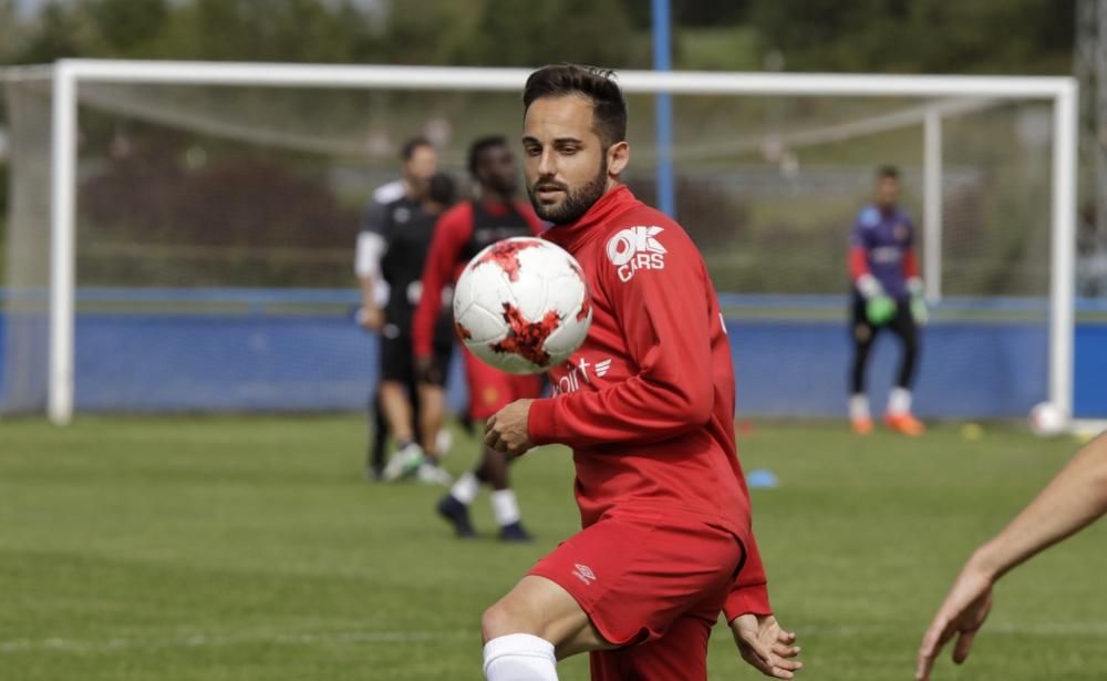 El Real Mallorca entrena en la ciudad deportiva del Alavés