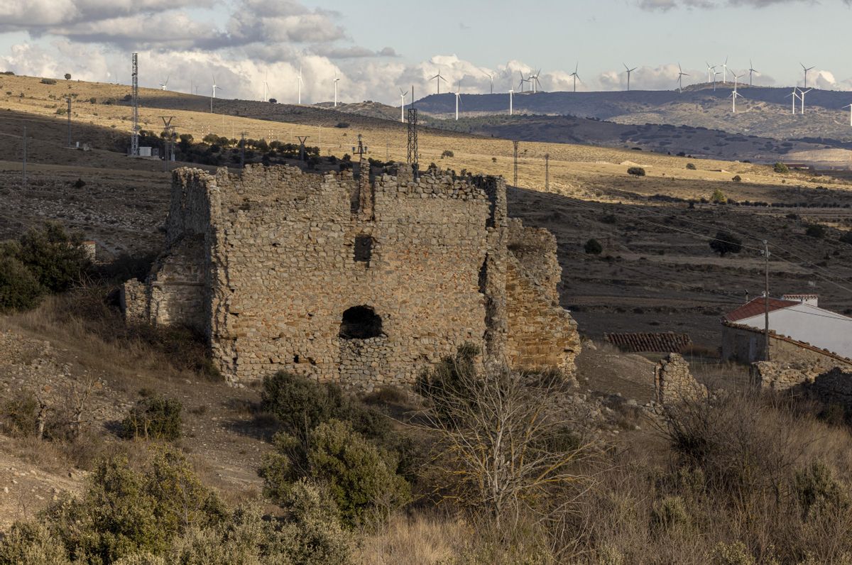 Castillo y aerogeneradores.