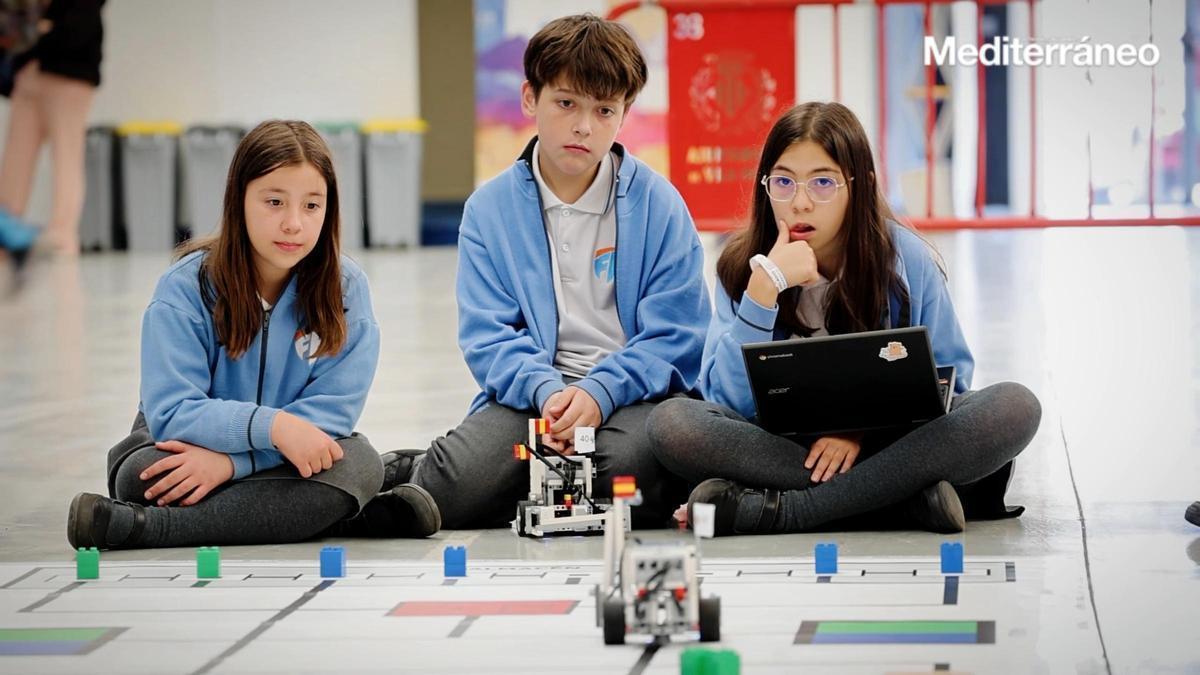 Vila-real reuneix 150 estudiants de la Comunitat dins la seua cita de VilaBOT amb la robòtica