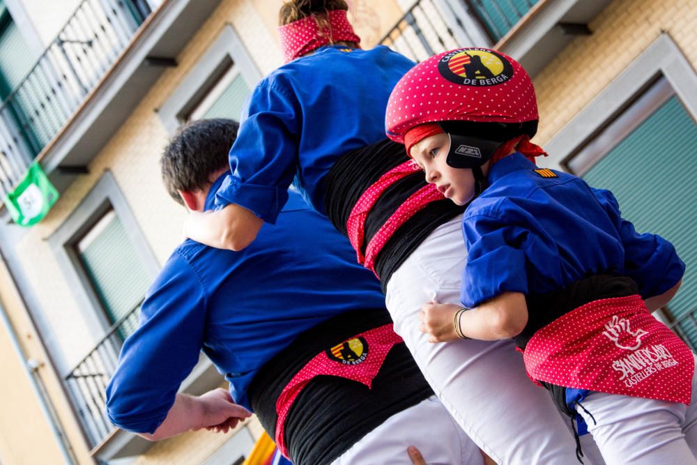 Els castellers de Berga descarreguen la primera construcció de vuit pisos