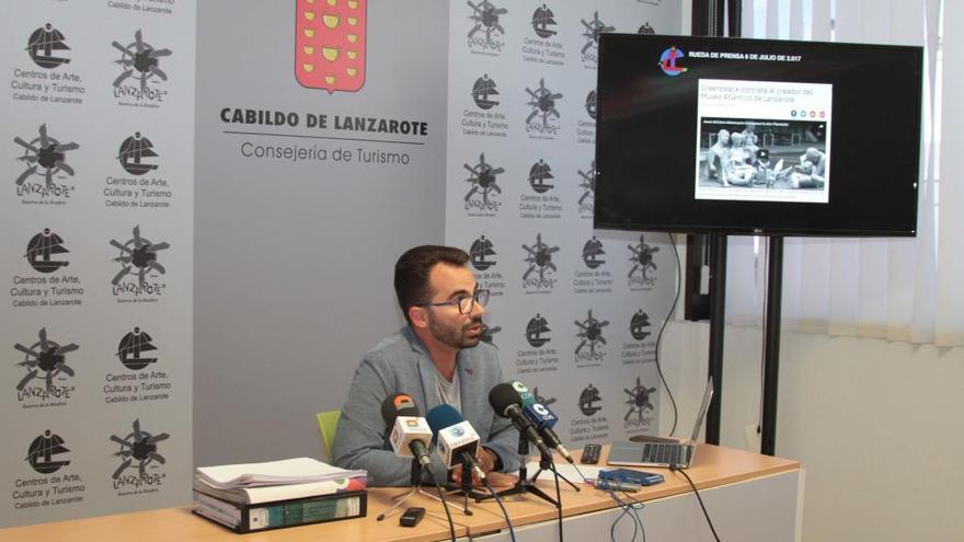 Echedey Eugenio, este mediodía, durante la rueda de prensa que ofreció en la sede de Centros Turísticos, en Arrecife.