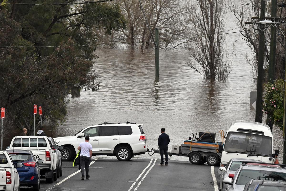 Los lugareños guardan muebles de una casa amenazada por inundaciones en Camden, en el suroeste de Sydney, Australia.